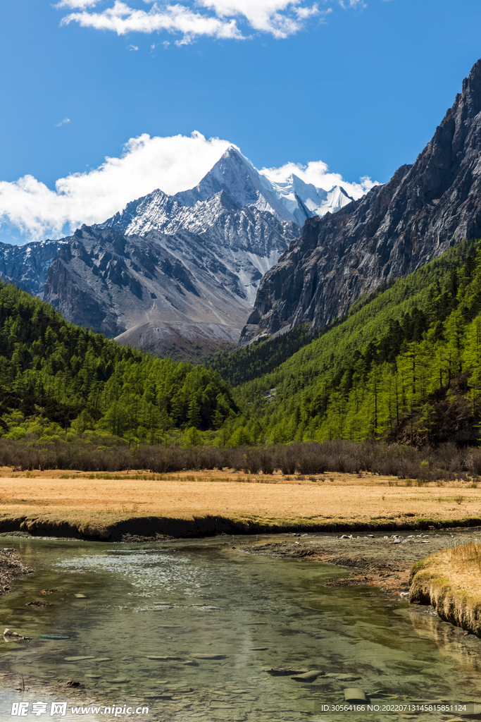 户外雪山山脉湖水