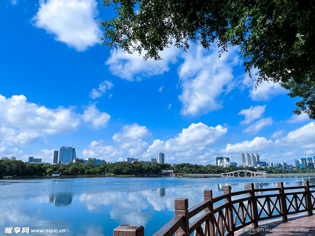 蓝天湖水