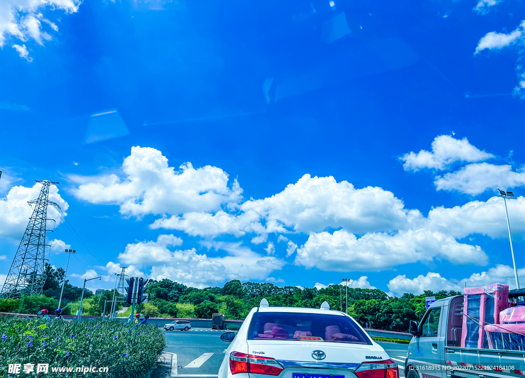 蓝天白云街道图片