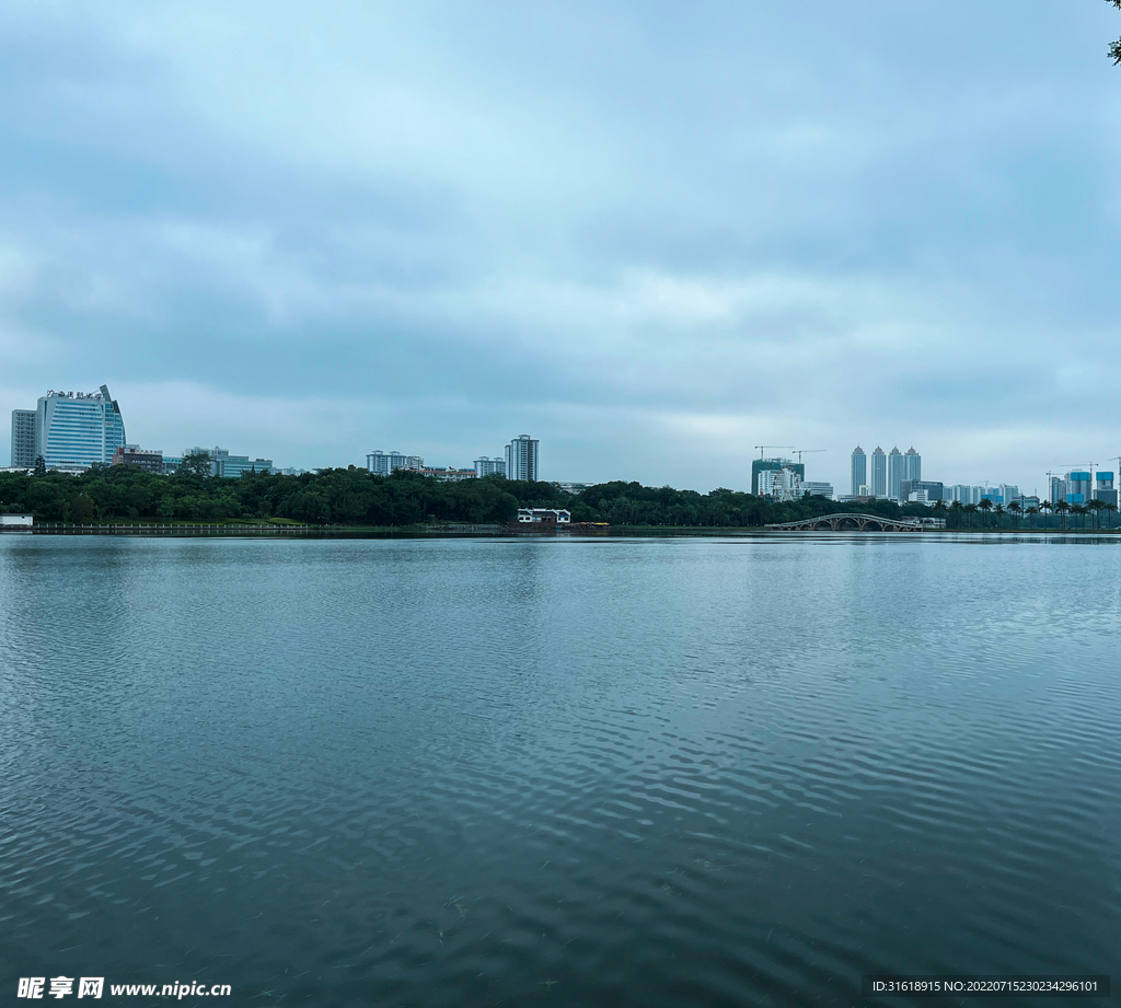 阴天的湖面