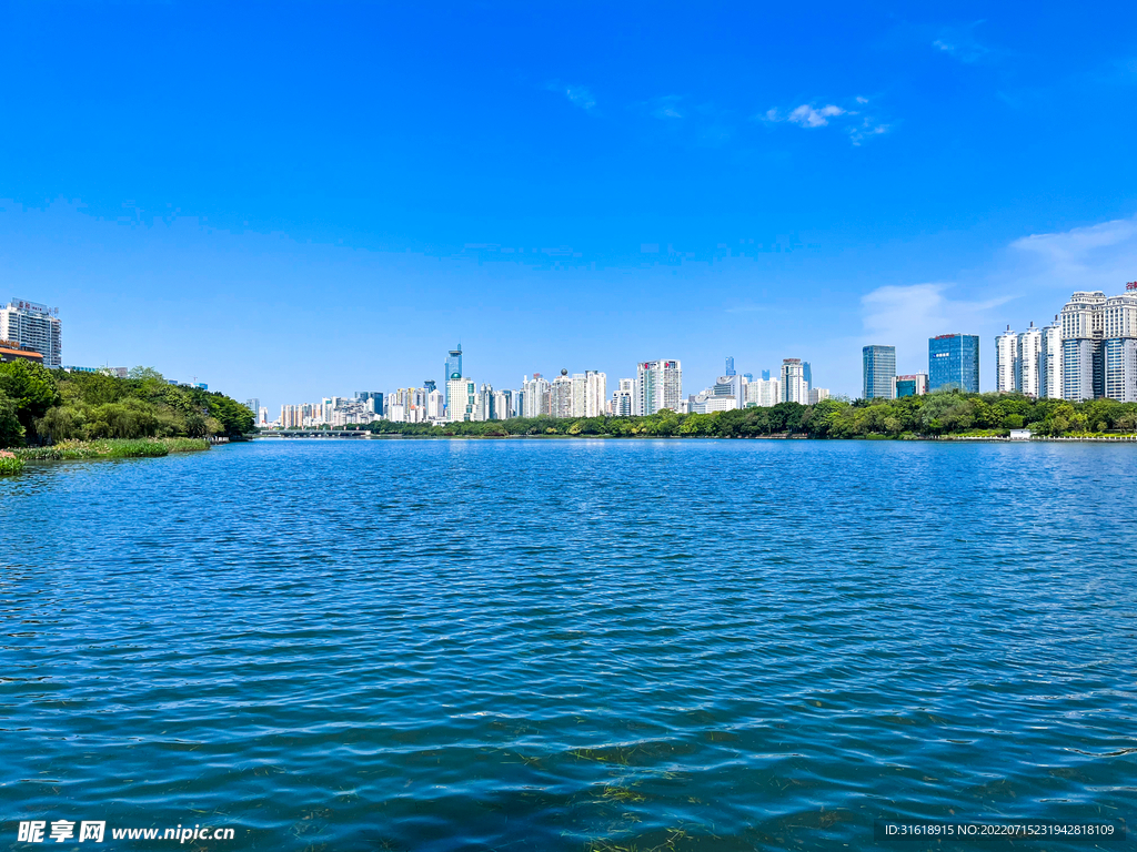 城市远景 湖水图片