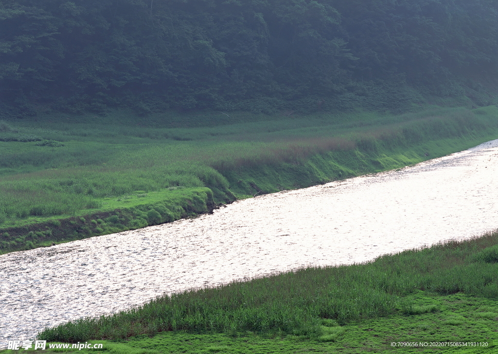 山涧溪流         