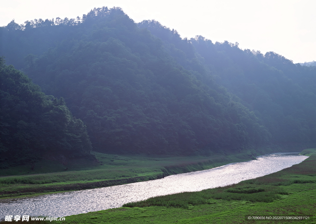 山涧溪流         