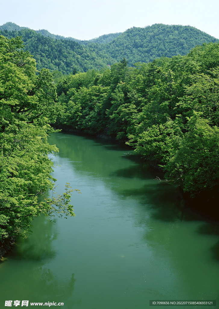 山涧溪流         