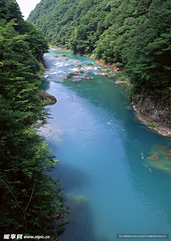 山涧溪流         