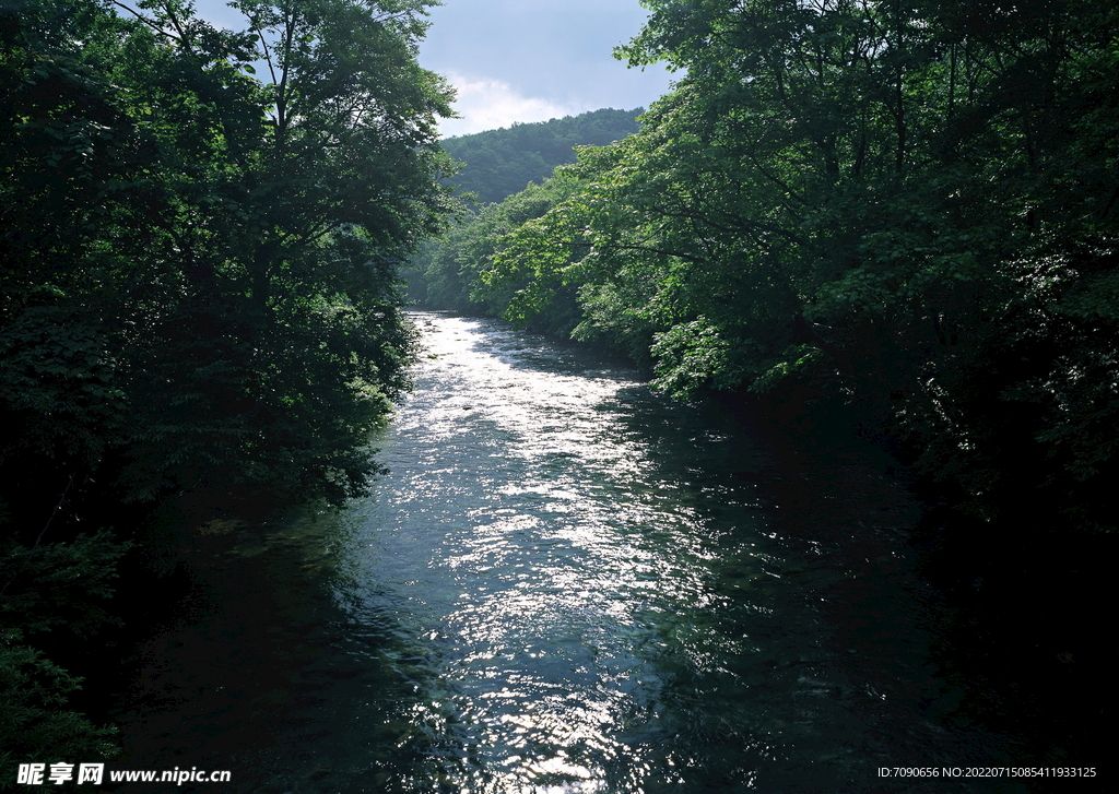 山涧溪流         