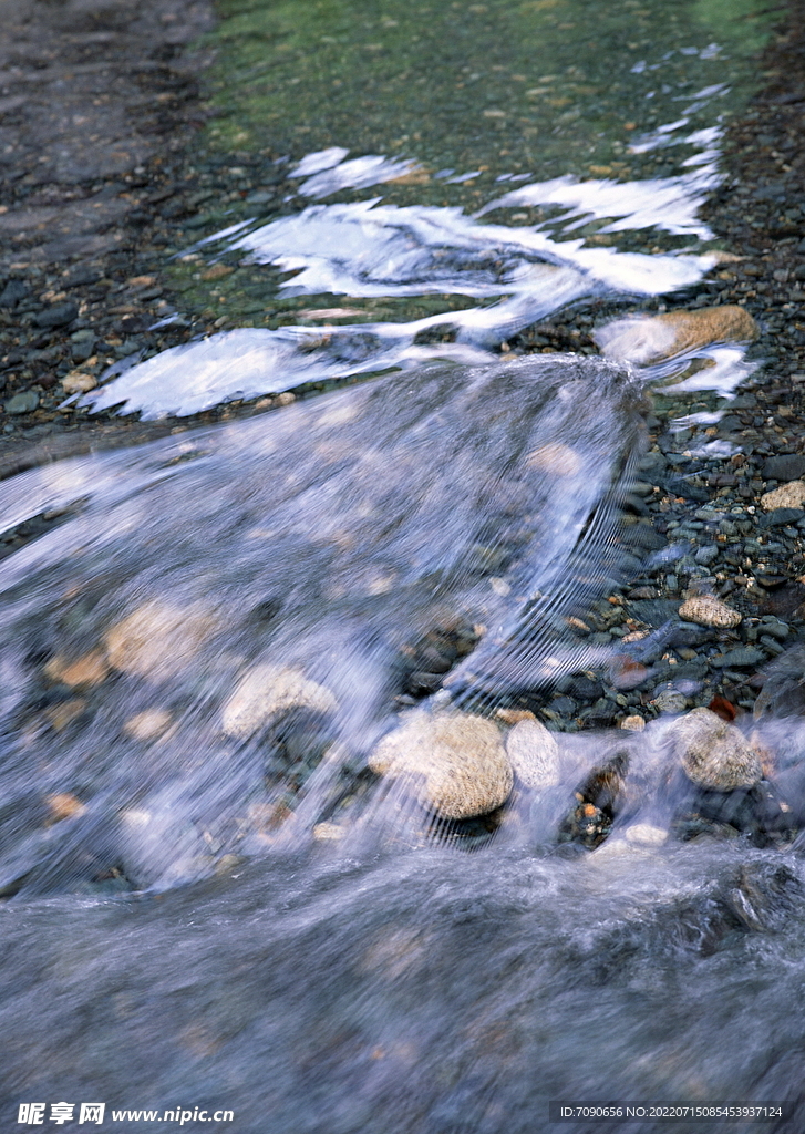 山涧溪流         
