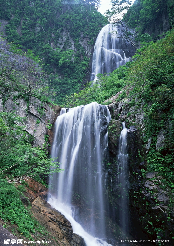 瀑布流水    