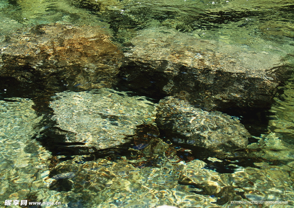 山涧溪流         