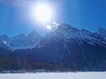 暖阳下的雪山