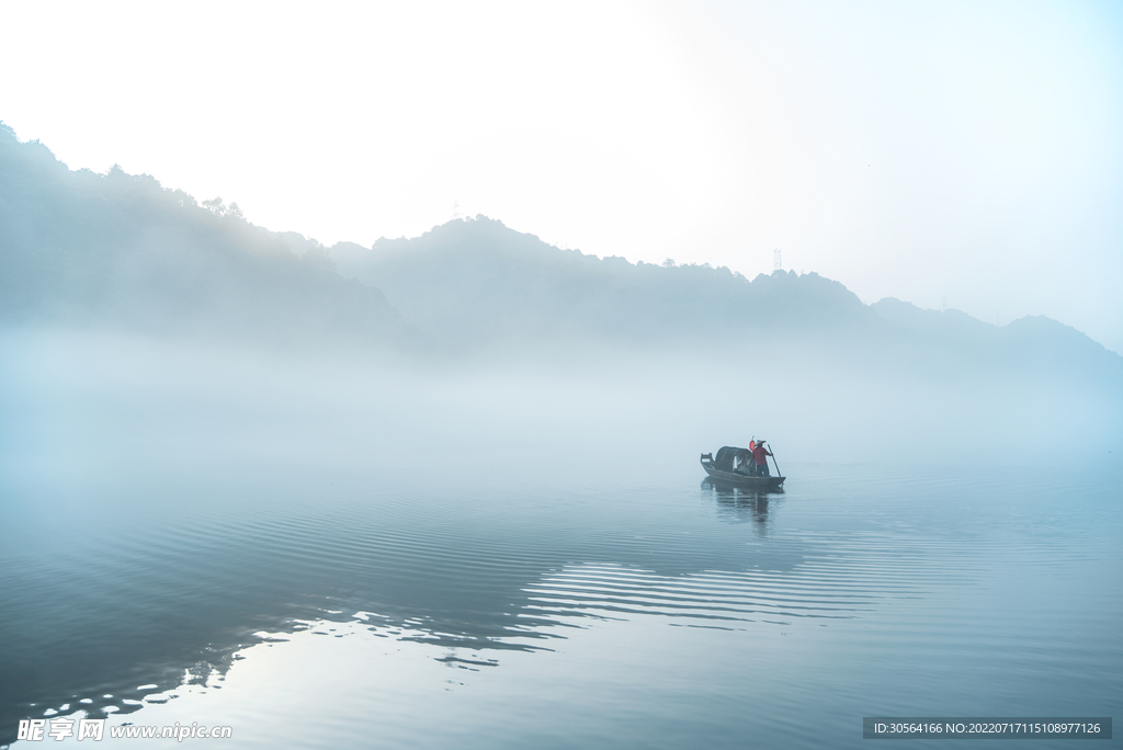 户外浓雾湖水