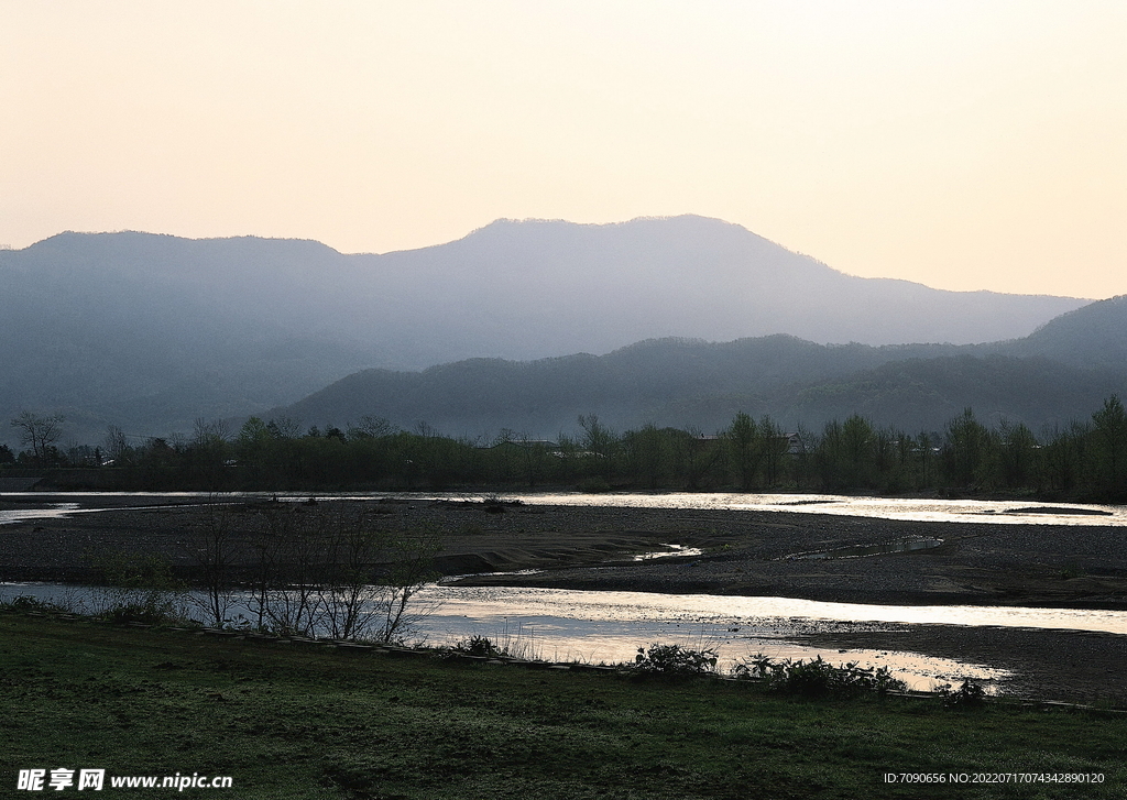 山涧溪流         