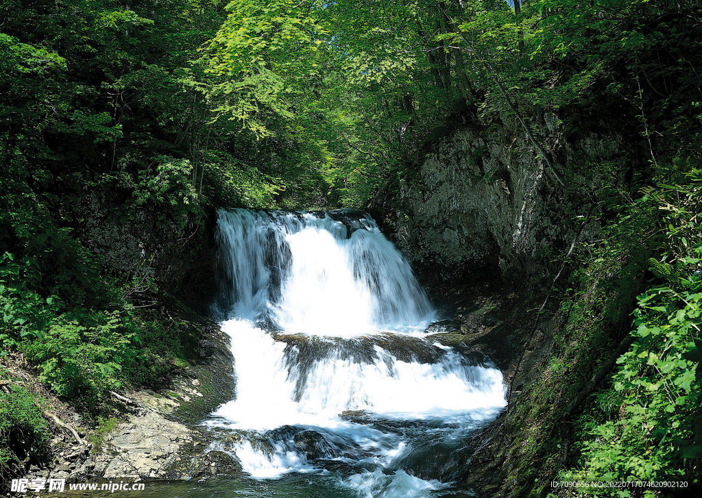 山涧溪流         