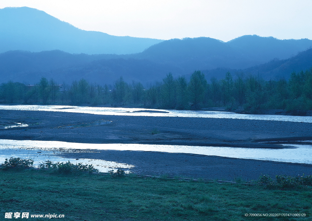 山涧溪流         