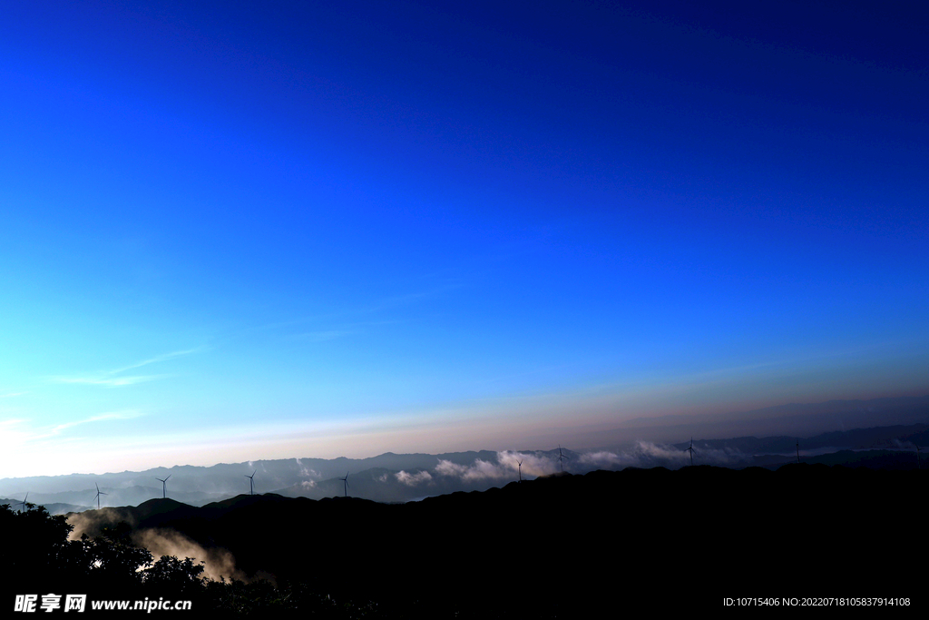 雪峰山苏宝顶日出风机高清图