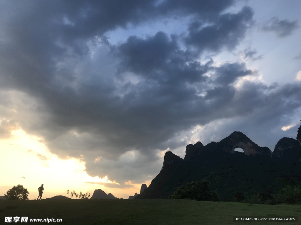 阳朔月亮山 