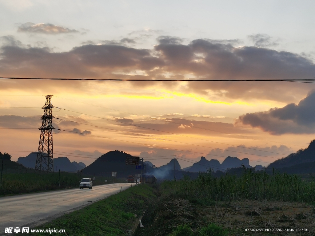 夕阳山区落日