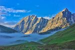 山峰起雾