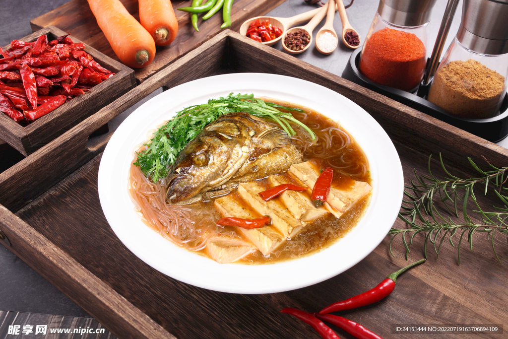 豆腐炖鱼头