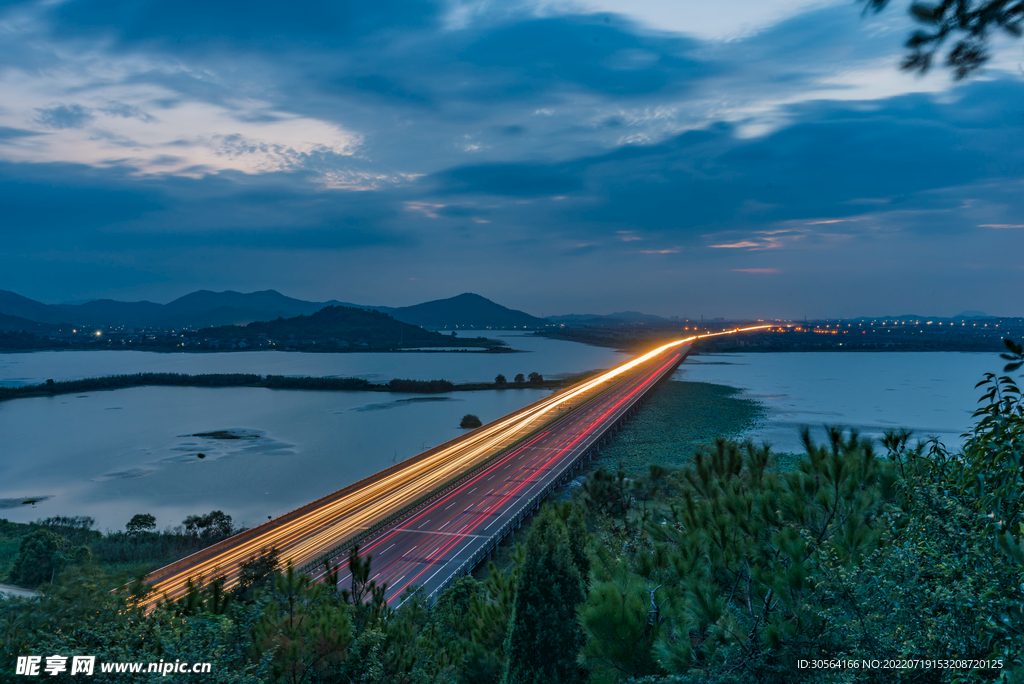 户外夜晚大桥道路车流