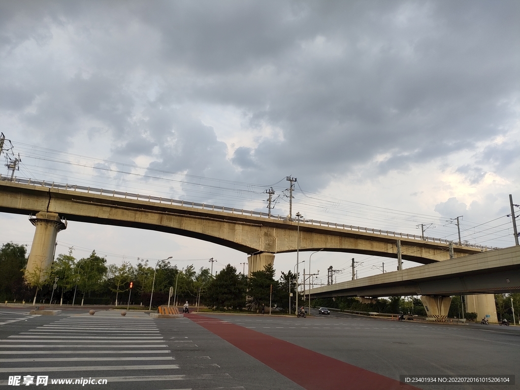 高架桥十字路口斑马线道路