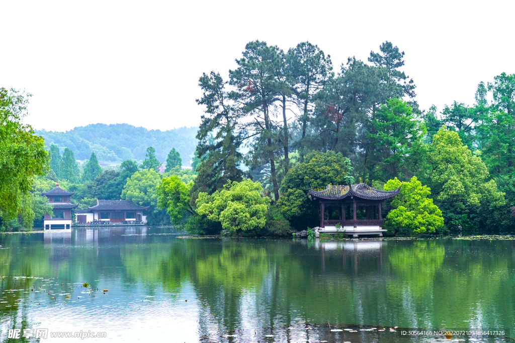 户外公园湖水凉亭