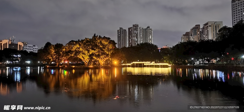 公园湖边夜景