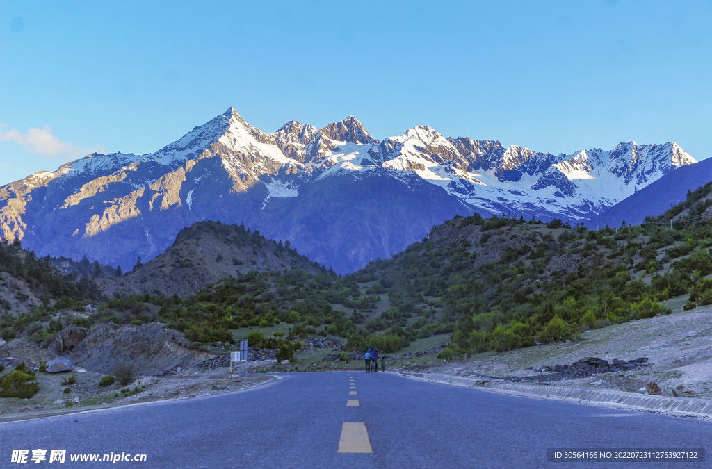 户外冬季雪山道路