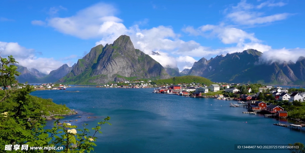 鸟瞰湖泊海岸岛屿小镇自然风景