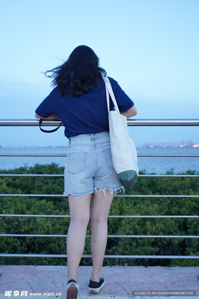 女生背影