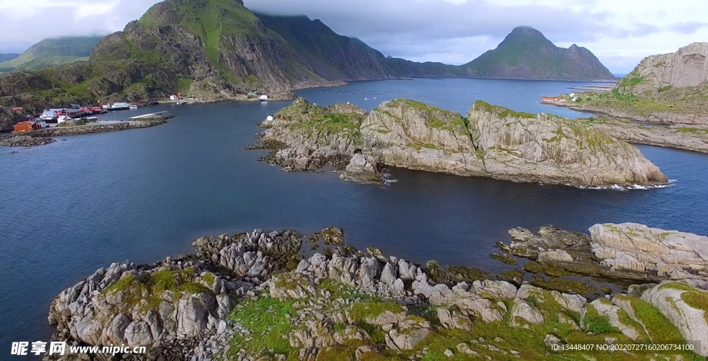 鸟瞰海岸岛屿小镇航拍自然风景