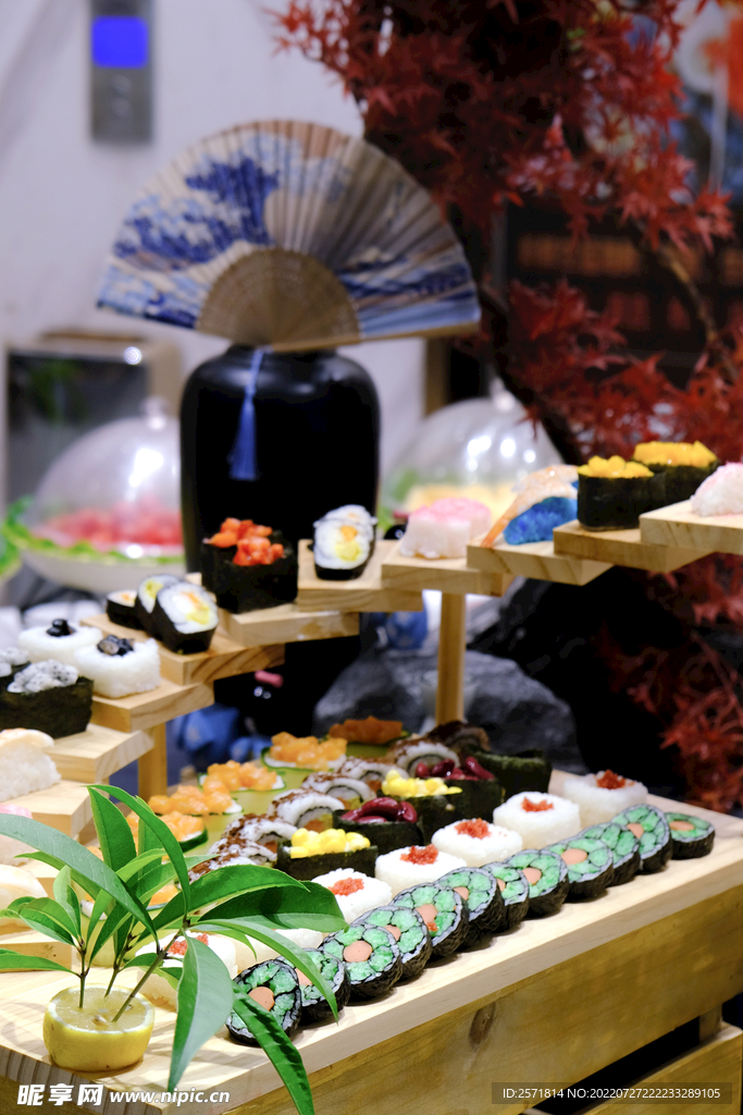海鲜寿司 水果 鱼子 日式料理