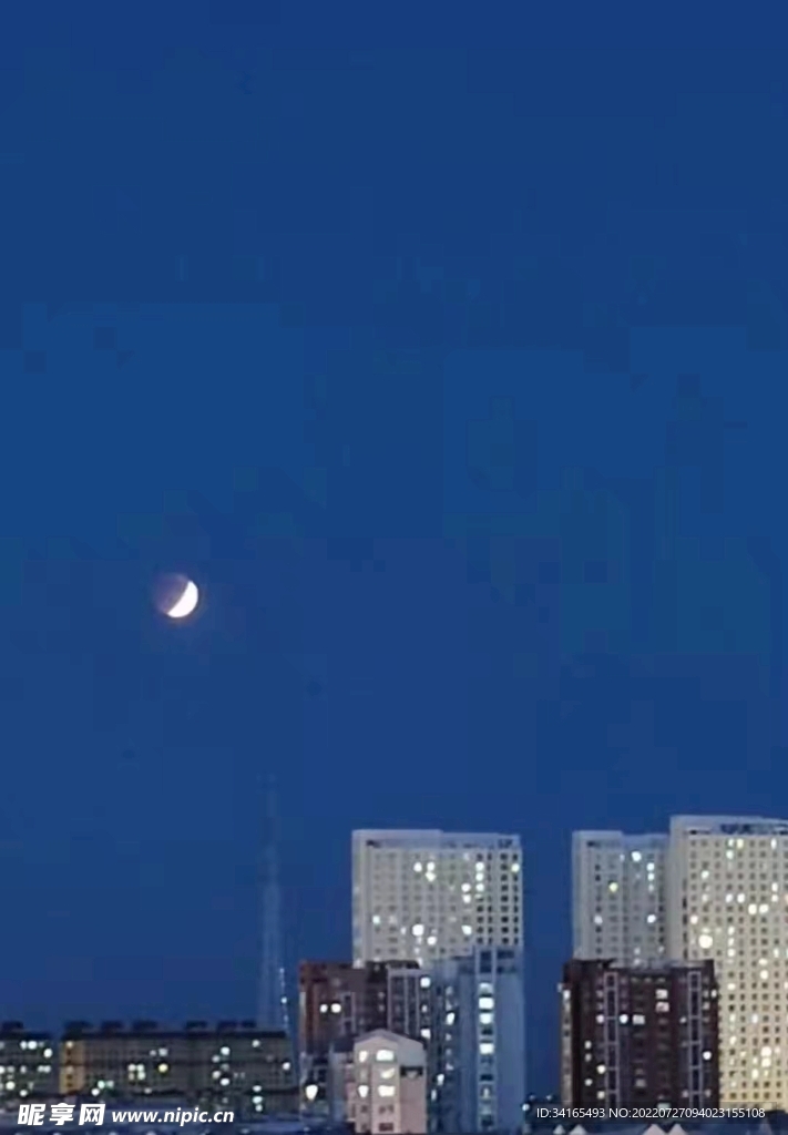 半明半暗的月亮