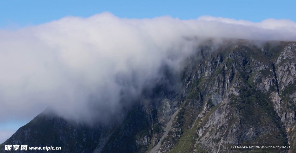 鸟瞰航拍高山云雾流动自然风景