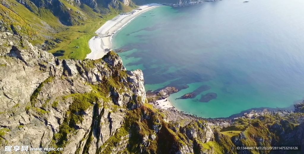 鸟瞰航拍高山海岸沙滩自然风景 