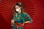 展示油纸伞的国潮美女