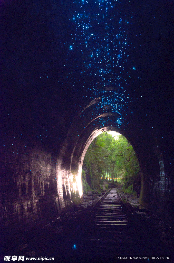 户外黑暗隧道通道
