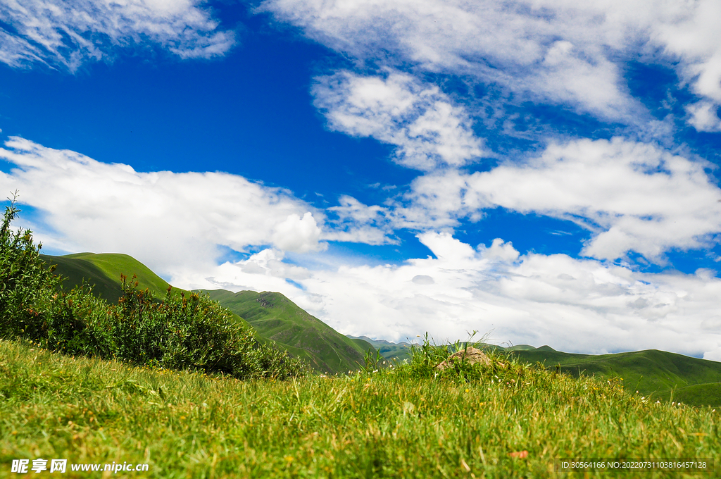 户外草原群山旅游