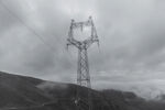 起雾中的电线塔