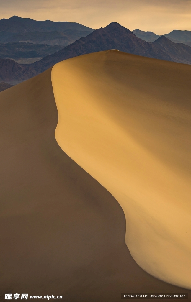 细腻丝滑的沙漠山