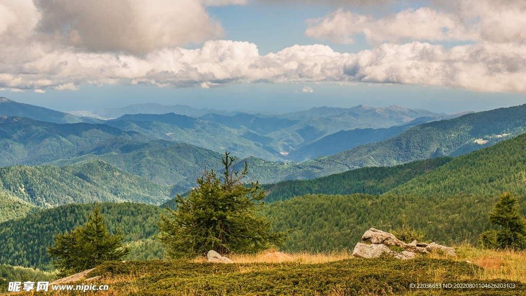 绿色重重山脉