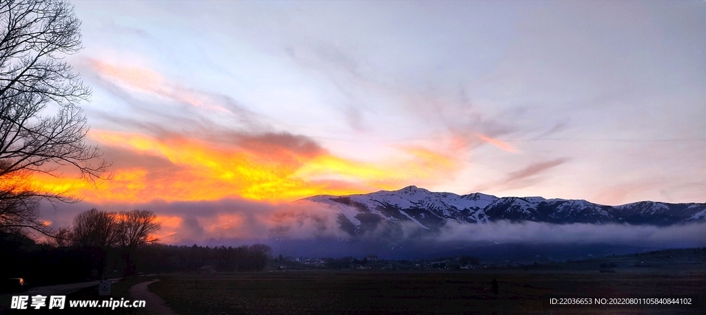 黄昏雪山风光