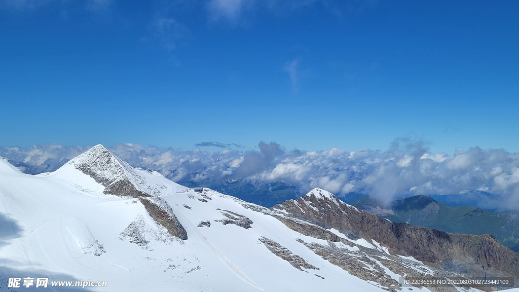 阿尔卑斯山雪山山脉