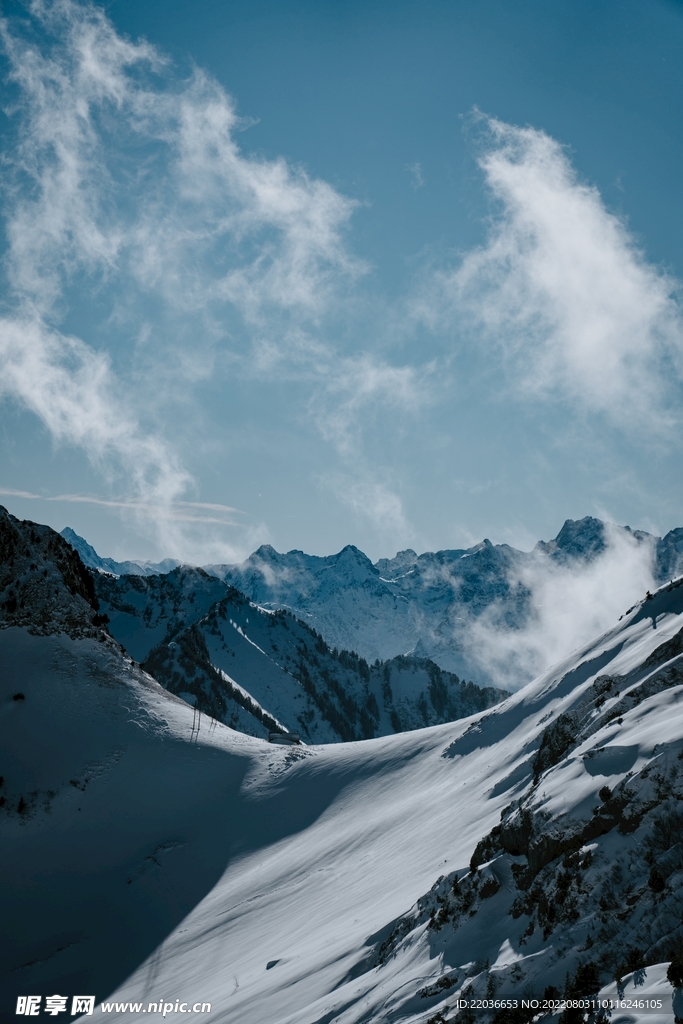 蓝天白云雪域高山