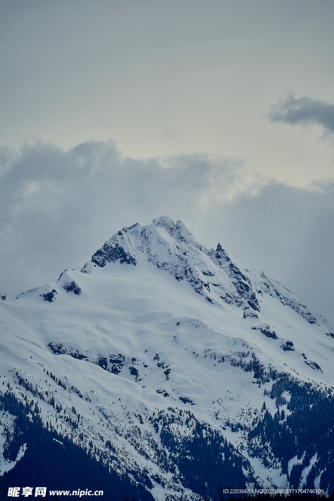 巍峨雪域高山