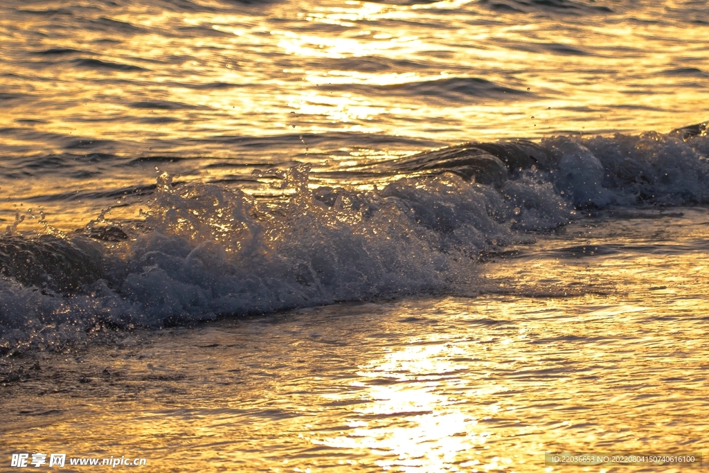 日落下的波光海浪