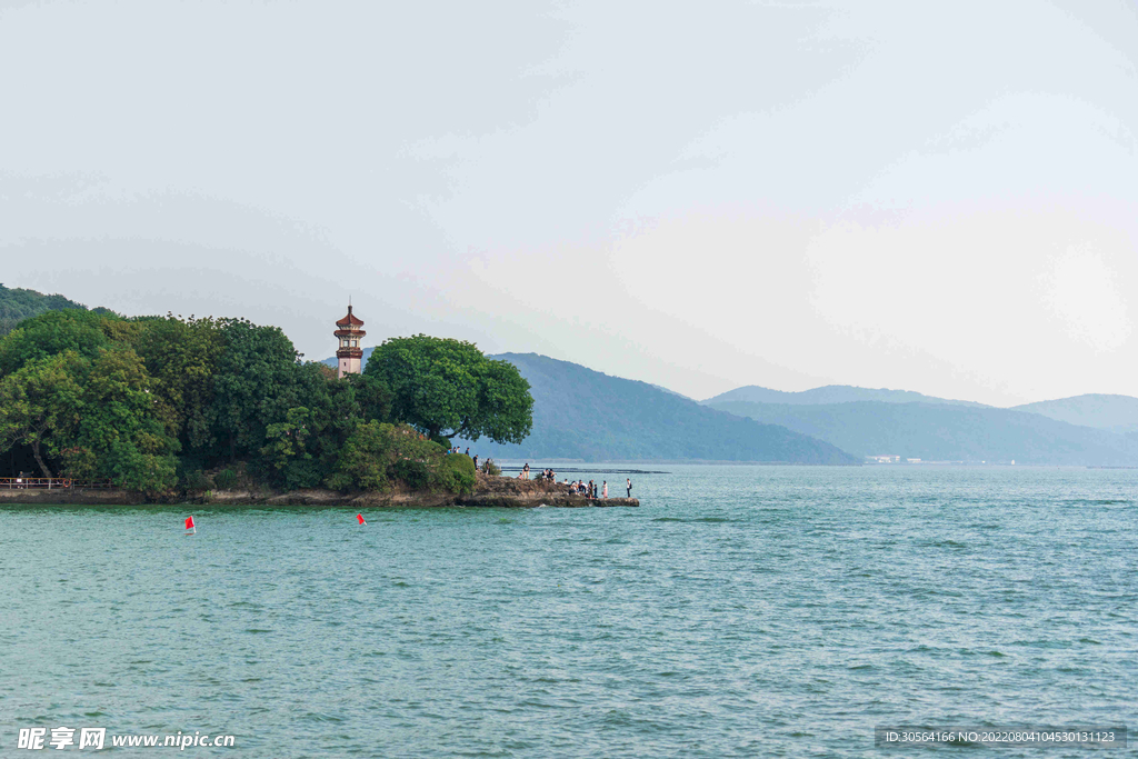 户外湖水小岛自然旅游