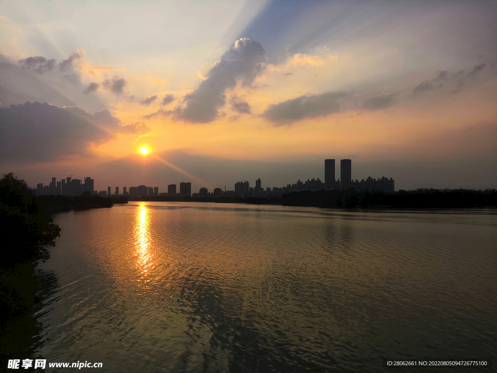 夕阳湖光