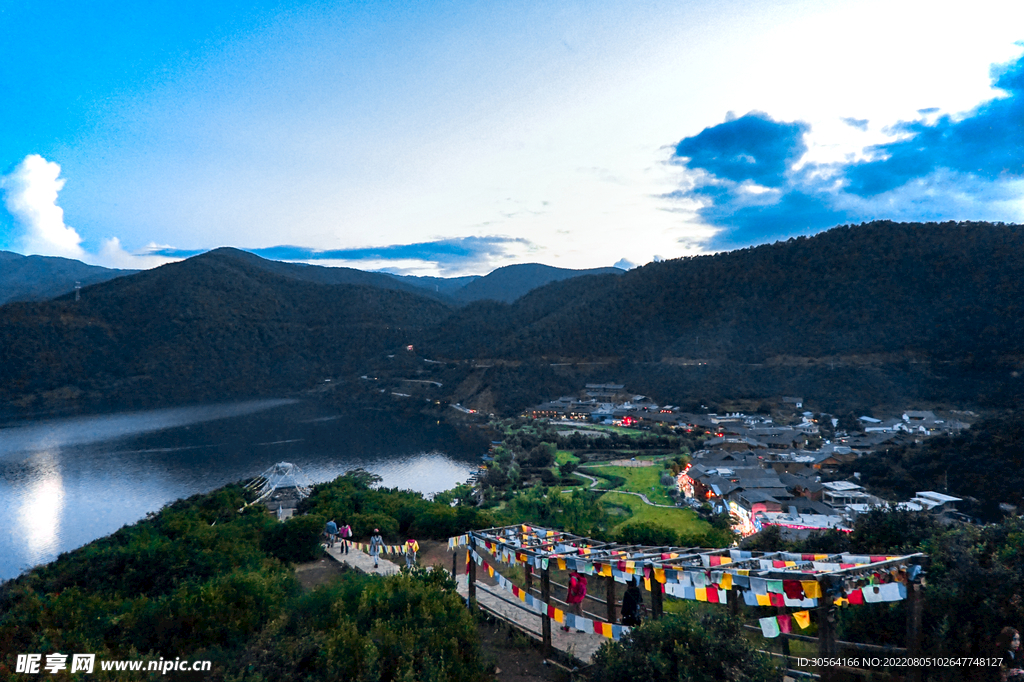 户外山脉旅游复古小镇