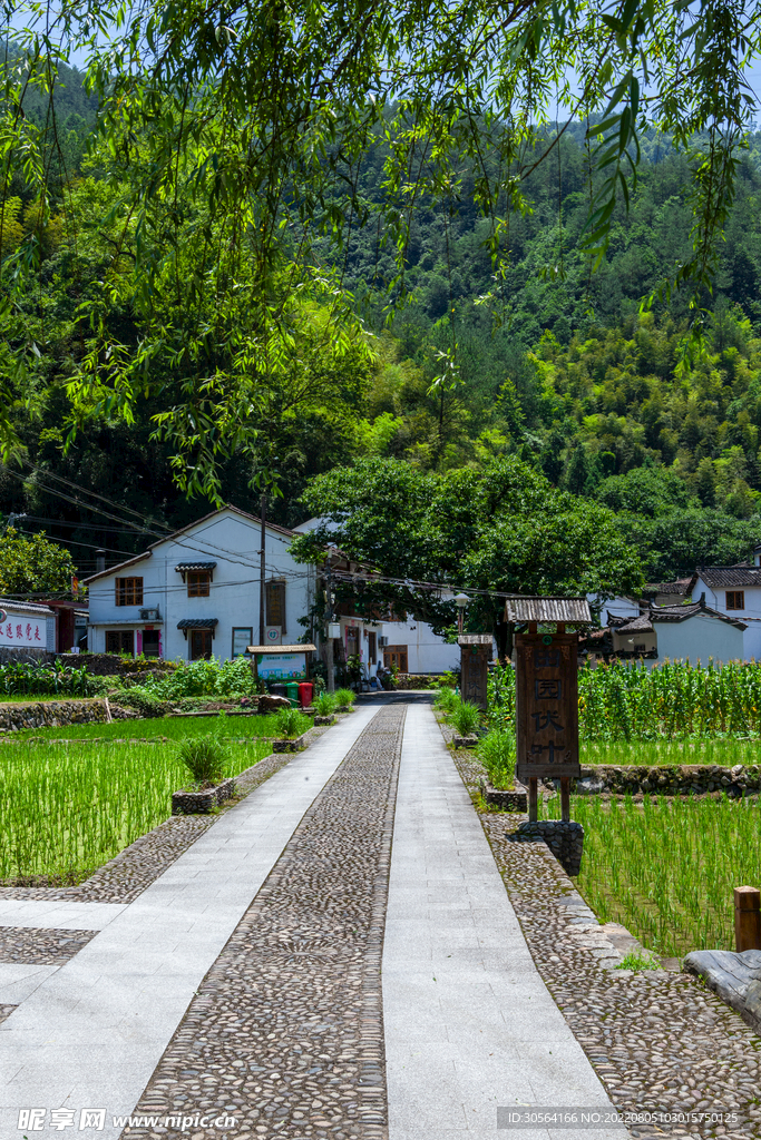 户外复古旅游小镇道路